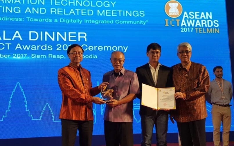 ทีมผ่อดีดีบนเวทีรับรางวัล ASEAN ICT Awards 2017