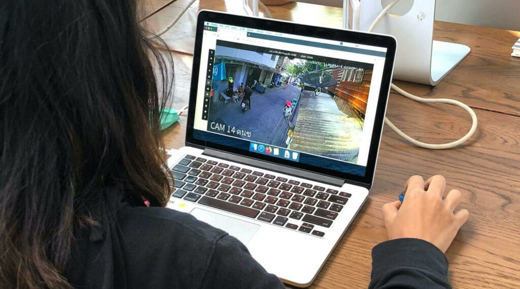 ผู้เข้าร่วม Anywhere Work ทำงานติดป้ายข้อมูลจากภาพกล้องวงจรปิดบนแล็ปท็อป
