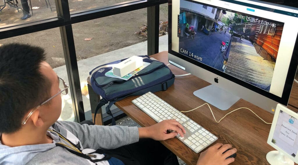 ผู้เข้าร่วม Anywhere Work ทำงานติดป้ายข้อมูลจากภาพกล้องวงจรปิด