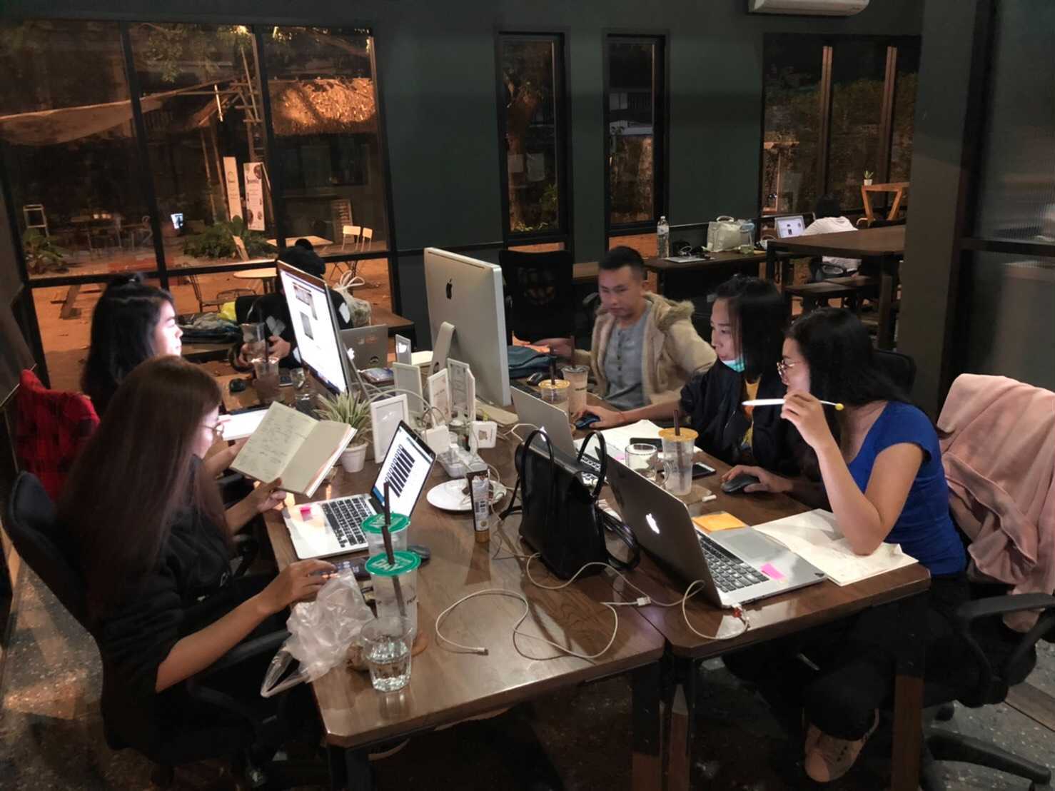 ทีม Anywhere Work ทำงานร่วมกันในพื้นที่ coworking
